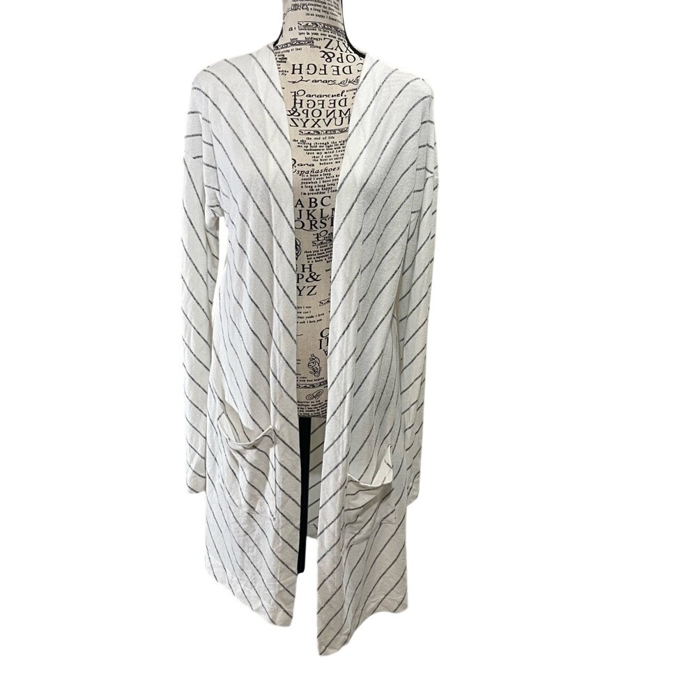 Elegant White Striped Cardigan